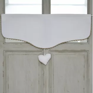 Cantonniere Charme Croquet Lin taupe et pompon Coeur