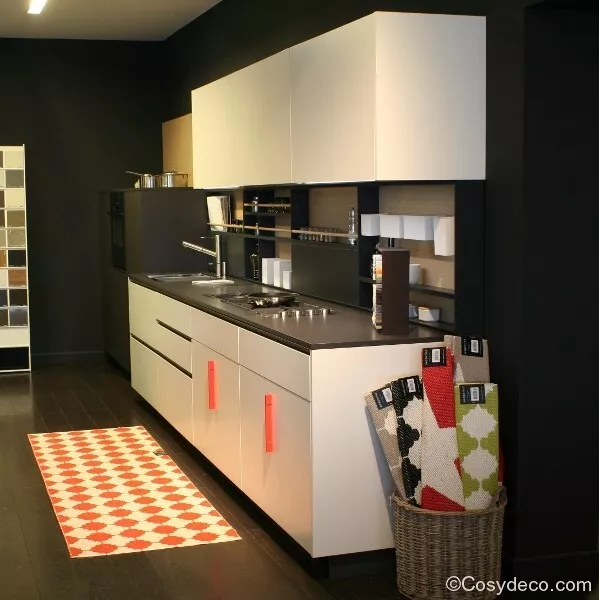Tapis de cuisine Plastique Orange et Blanc de la Marque Pappelina, Modèle Marre.