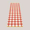 Tapis de cuisine Plastique Orange et Blanc de la Marque Pappelina, Modèle Marre.